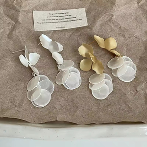 Pendientes Colgantes de Flor con Perlas y Circones Chapados en Oro Vintage para Mujer, Aretes Geométricos de Moda con Exageración, Accesorios de Joyería - Product Image 1