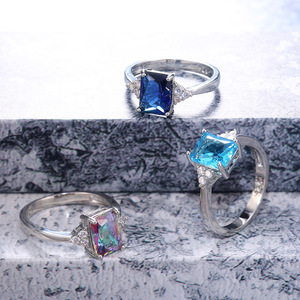 Anello Quadrato con Pietra Arcobaleno, Design Minimalista ed Elegante con Pietra Colorata, Gioiello da Donna per Uso Quotidiano - Product Image 5