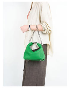 Sacs à main pour femmes en cuir véritable et daim, personnalisables, de style rétro, de haute qualité, vente en gros - Product Image 1