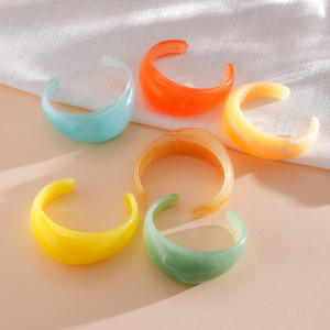 Brazalete con Bisel y Tinte Degradado J, Bonito y Elegante, Diseño Exclusivo para Mujer, Texturizado de Alta Gama, para Fiestas - Product Image 2