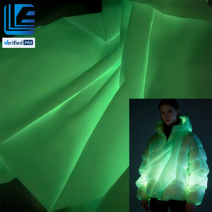 Tissu uni 100% nylon avec revêtement lumineux, surface lisse, imperméable, pour sacs, vêtements de travail, manteaux et vestes. - Product Image 1