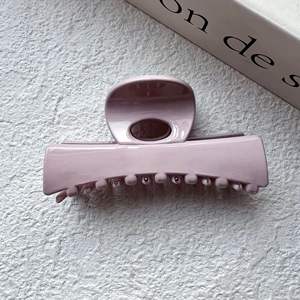 กิ๊บหนีบผมพลาสติกสีพื้นแบบเกาหลี กิ๊บหนีบผมครึ่งหัว ขนาดกลาง เงางาม รูปทรงฉลาม สำหรับผู้หญิงผมบาง - Product Image 5