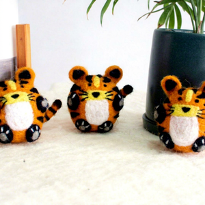 Mini Decoraciones de Tigre de Fieltro y Lana, Juguetes Redondos de Punto Coloridos para Niños - Product Image 1
