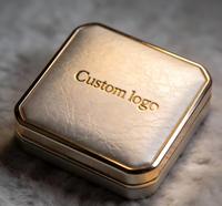 Un pendentif en forme de cœur, magnifiquement conçu et personnalisable, vous permet de le personnaliser avec des mots ou des noms significatifs.