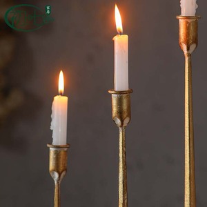 Juego de Candelabros de Hierro de Estilo Gótico Medieval con Acabado Dorado, Decoración para el Hogar - Product Image 3