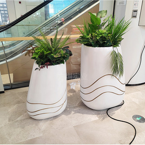 Maceta de Fibra de Vidrio, Diseño Moderno y Creativo, Macetas para Interiores de Centros Comerciales, Patrón Irregular, Adorno Blanco y Dorado - Product Image 1