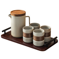 Ensemble de carafe à eau en céramique avec 4 tasses, carafe en grès, couvercle en bois, bande en noyer, gobelet, plateau de service en bois, vaisselle Japandi