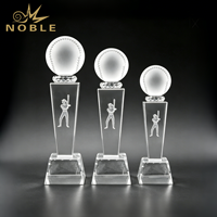 Trofeo de Softbol Noble Crystal con Bola Esmerilada, Silueta de Jugador Grabada en la Parte Superior, Logotipo Personalizado para Competencia de Softbol