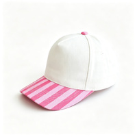 Gorra de Béisbol Estructurada de 5 Paneles con Logotipo Bordado Personalizado, Dos Tonos, Color Caramelo Navideño, Visera a Rayas, Cierre a Presión