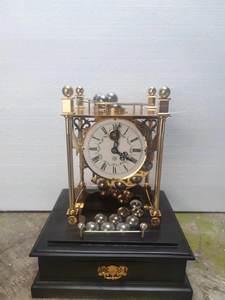 Horloge de table à mouvement mécanique en laiton doré 24 carats, à gravité, avec boule tombante visible, plateforme d'échappement et base à tiroir - Product Image 2
