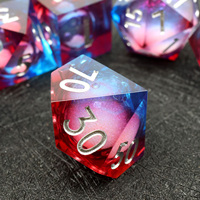 Ensemble de dés en résine polyédrique faits à la main avec noyau liquide et couleurs bleu et rouge transparentes pour DND et jeux de société - Liquid 5