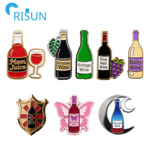 En gros, Pin's en émail souple et dur, motifs bouteille de vin rouge, logo personnalisé, motif 'Mom Juice', motif raisins à paillettes, motif coupe de vin, Badge, Broche - Product Image 1