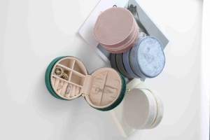 Caja de Joyería Redonda de Terciopelo con Logotipo Personalizado – Elegante Estuche de Viaje para Guardar Joyas, Ideal para Collares y Joyería Fina - Product Image 2