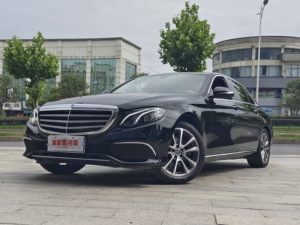 Se vende un coche <span class=keywords><strong>mercedes</strong></span>-ben-z E260L <span class=keywords><strong>2020</strong></span> de <span class=keywords><strong>segunda</strong></span> <span class=keywords><strong>mano</strong></span> con motor turboalimentado girando de izquierda a negro - Product Image 2