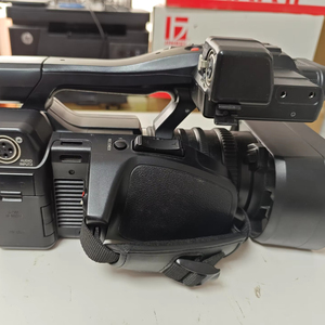 Caméra de conférence professionnelle 4K Panasonic PV100GK d'occasion, 20,1 MP, zoom optique hybride 10x, capteur MOS 1,0 pouce, écran LCD 3,5 pouces - Product Image 1