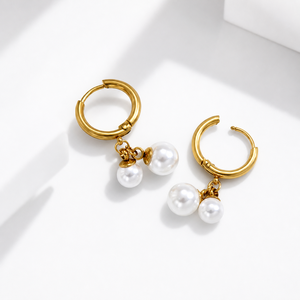 Boucles d'oreilles créoles à grappe de perles en acier inoxydable plaqué or 14K sous vide, imitation perle, double goutte, style Huggie - Product Image 1