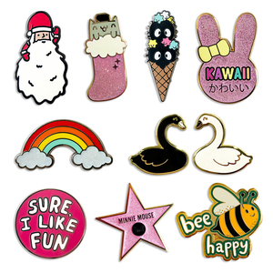 Spilla in metallo personalizzata ispirata ad <span class=keywords><strong>Anime</strong></span>, con effetto <span class=keywords><strong>vetro</strong></span> colorato e incisione artistica intricata, a tema Castello in Movimento, in smalto duro, prodotta su misura - Product Image 3