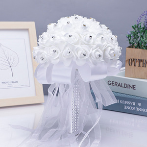 Bouquet de Mariage Romantique Blanc en Soie avec Diamants Artificiels et Roses pour la Mariée - Product Image 6