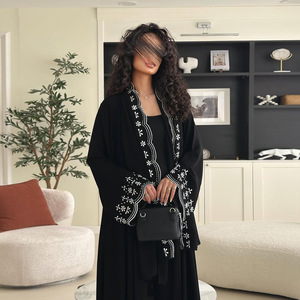 عباية نسائية محتشمة مفتوحة مطرزة باللون الأسود مع طقم حجاب للسيدات المسلمات في دبي، كارديجان طويل كاجوال مع وشاح للرأس - Product Image 1