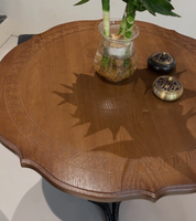 Table de bistrot vintage de style parisien, plateau rond en bois festonné avec base en fonte.