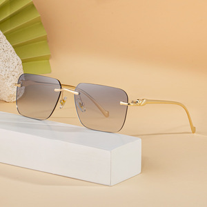 Gafas de Sol Fotocromáticas sin Marco Cuadradas para Mujer Zx 3080, Color Dorado Gris Claro que se Convierte a Gris, Protección UV400 Clase 2, Lentes de Sol de Plástico y Metal - Product Image 2