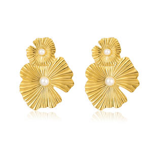 ต่างหูลายดอกไม้สีทองหรูหราพร้อมไข่มุกดีไซน์ดอกไม้พื้นผิวขนาดใหญ่เครื่องประดับที่มีสไตล์สำหรับผู้หญิงสวมใส่ทุกวัน - Product Image 1