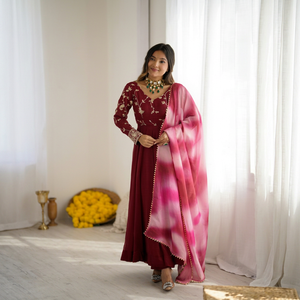 Ensemble Kurta et pantalon traditionnel indien pakistanais pour femmes, couleur marron, avec dupatta rose tie-dye, tenue de mariage longue, coupe classique - Product Image 1