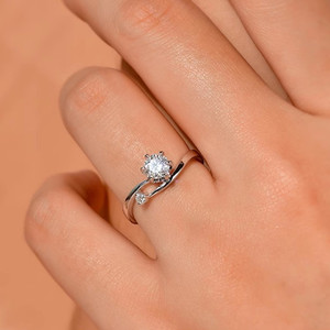 Anello di Fidanzamento Geometrico con Zirconi per Donne, Gioiello Elegante e Scintillante alla Moda - Product Image 2
