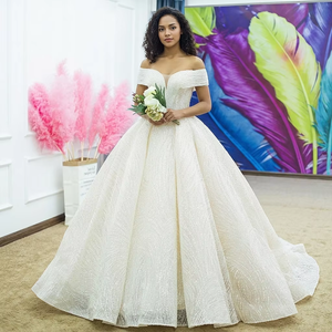 Robe de mariée principale style A-line, coupe Hepburn, épaules dénudées, taille haute, broderie et perles, motif ciel étoilé élaboré - Product Image 2