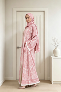Ensemble deux pièces musulman élégant de Dubaï : Abaya rose à imprimé cachemire en polyester avec poches et franges, ouverture sur le devant, et tenue assortie - Product Image 4
