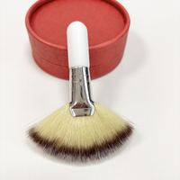 Witte superzachte gezichtsreinigingsborstel met dik, pluizig, veganistisch haar, handvat voor concealer en lippenbalsem.