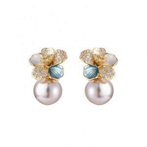 Boucles d'oreilles clous élégantes de style français, micro-incrustées de fleurs, Manta Rose, perle violette, cuivre haut de gamme, zircon principal, exquises et tempérées - Product Image 6