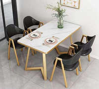 Ensemble de table à manger en marbre de luxe moderne avec pieds en métal doré, 4 chaises en cuir PU, plateau rectangulaire écologique et imperméable