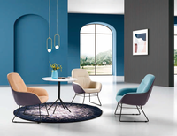 Ensemble de fauteuil lounge et table d'appoint moderne aux couleurs nordiques, avec design éco-responsable, pour hôtel, boutique, hall d'attente