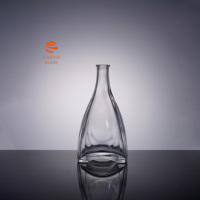 Bouteille à spiritueux en verre transparent de 500 ml, forme triangulaire unique, base lourde, vide, pour brandy, whisky, logo personnalisé