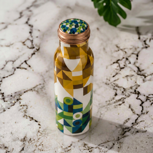Bouteille d'eau en cuivre pur à motifs géométriques de qualité supérieure pour les bienfaits ayurvédiques pour la santé, fabriquée à la main, anti-fuite, gourde de sport - Product Image 1