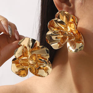 Boucles d'oreilles tendance simples et élégantes de haute qualité 2025, style fleur, alliage de zinc plaqué or 14 carats, bijoux charmants - Product Image 4