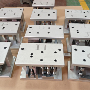 Machine <span class=keywords><strong>de</strong></span> poinçonnage à matrices interchangeables pour le processus <span class=keywords><strong>de</strong></span> poinçonnage des trous d'assemblage des fenêtres et des portes en aluminium - Product Image 5