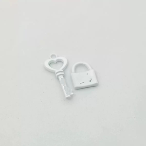 Dijes de Lujo para Decoración de Fundas de Teléfono, Diseño de Llave y Candado Metálicos, en Colores <span class=keywords><strong>Rosa</strong></span>, Azul, Morado, <span class=keywords><strong>Rosa</strong></span>, Blanco y Negro, Estilo Moderno - Product Image 5