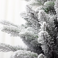 Sapin de Noël floqué pré-éclairé avec éclairage LED blanc chaud, branches en PVC pliables, support métallique, décoration intérieure pour les fêtes