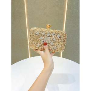 Kalp Şeklinde El Çantası, Kadınlar İçin Kristal Taşlı Abiye Çantası, Altın Kristal El Çantası - Product Image 3