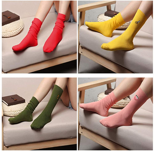 Vente en gros de chaussettes souples en coton avec logo brodé sur mesure pour femmes et filles - Product Image 2