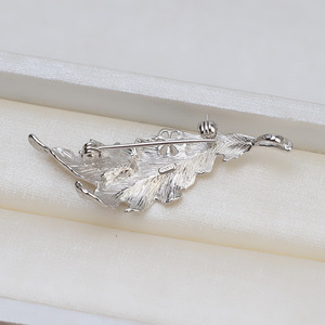 Broche con Colgante de Hoja de Plata S925 con Múltiples Circonitas y Perla de 8-10 mm, Accesorio Decorativo para el Pecho, Modelo 1502 - Product Image 4