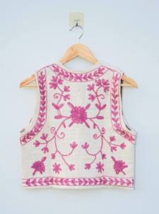 เสื้อแจ็คเก็ตแขนกุดปักลาย TNT ระบายอากาศได้ดีสำหรับฤดูหนาว รุ่น Artisan Luxe |   เสื้อแจ็คเก็ตบอมเบอร์ถักลายดอกไม้สำหรับผู้หญิง |   เสื้อกั๊กผ้าฝ้ายพรีเมียมแบบซ้อนชั้น - Product Image 3