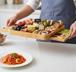 Planche à découper en bambou et en bois avec deux tiroirs et un plateau à fromage pour conserver les aliments cuisinés - Product Image 2