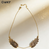 WT-JN385 Nouveauté Collier avec pendentif en forme de plumes sculptées à la main en coquillage naturel plaqué or 18 carats pour femme, bijoux tendance