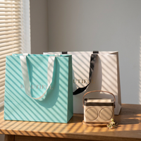 Sacs cadeaux de luxe personnalisés en papier rigide avec logo, ruban, pour chaussures, sous-vêtements, festival, matériaux recyclés, lamination