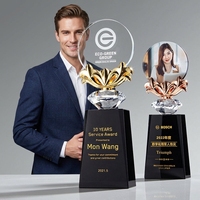 Trophées en cristal gravés au laser avec logo personnalisé, design floral innovant, base noire