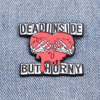 Pin esmaltado con la frase 'Dead Inside but Horny', broche de corazón gótico