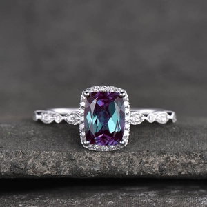Anillo de Compromiso de Plata de Ley 925 con Alejandrita Corte Cojín y Halo de Circonitas Cúbicas - Product Image 1